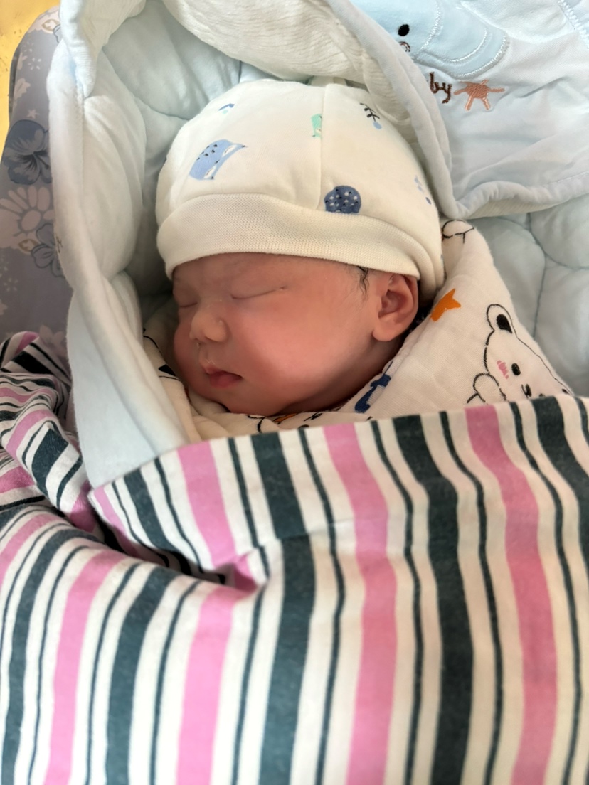 和医生说了之后，医生说也可以明天剖的，不用那么急。可是我老公觉得2月2龙抬头这个日子好，就直接叫医生开住院单了。中午两点半的手术，我们12点左右上住院部调好全资料。换好手术服。14时20分护士带我上去手术室，15点18分孩子出