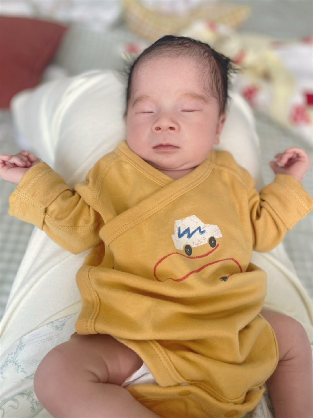 终于在三十岁之前完成了一件人生大事，从此封肚了。想想发动那天过了预产期三天，他爸早就按耐不住自己的心情，还在商量着不然就抛了。4.7凌晨宫缩，经历了一胎宫缩疼痛，早就想好了这一胎上来就要打无痛。然而这一胎实在太快了，根本来不及打无痛。3点进产房，4点开始生产，5点多超快顺产就结束了产程，这一小时是最不愿回忆的，经历了人生最痛的体验，比宫缩疼一万倍，生产完整个人在发抖，还要经历压肚子，打宫缩针……今天是生产完第14天，一切都在慢慢变好，好天气好心情，完全没有了一胎坐月子时候的抑郁苦闷，看着自己的二宝儿满眼的喜欢，憧憬着未来一家四口的幸福生活。