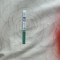 离月经还有八天    今天肚子不舒服 小腹坠胀  像拉肚子的感觉   测了一下    这是啥意思？有吗有吗？