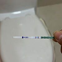 姨妈距离上次来推迟了两天，刚测出很深两道杠，感觉天塌了，还没做好心理准备。。。