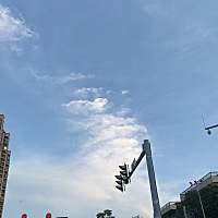 一胎的时候只是闻到味道会有点不舒服反胃，但完全不吐，二胎五周➕1就开始了，起床刷牙吐，喝水吐，还好...