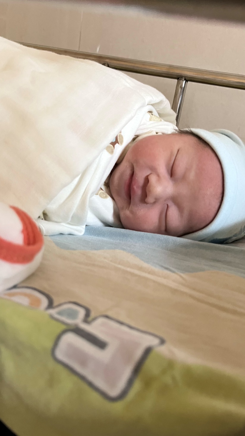 孕期几乎所有人都说我怀的男孩，哈哈哈哈翻盘了，哈哈哈哈哈，我有女儿了（头胎）39 4晚9点破水，入院第二天早上6点多开两指多接近三指，进待产区打无痛等开宫口到九点多十点进产房，11点多快12点成功卸货，38周多双顶径9.6，生产时预测7斤多，实际6.7斤，轻微撕裂加侧切，会阴肿胀！！！！