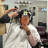 结婚十年了，小孩也有那么大了，平时就是送小孩去读书，就一直在家里面，今天去做了个头发要了5个多小时...