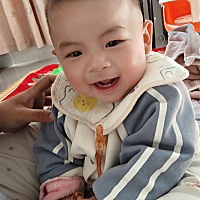 不哭不闹默默长出第一个牙齿