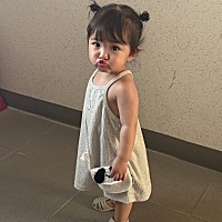大家好。你们的小女儿在你拒绝给她买饼干的时候也会这样吗？