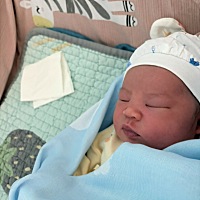 7.15羊水过多浑浊住院晚上放水囊催产 7.16刚好预产期 早上十点就生下宝宝来不及打无痛 我现在出院回...