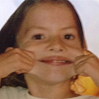 眯着眼睛往前走