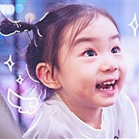 她穿越了几条街