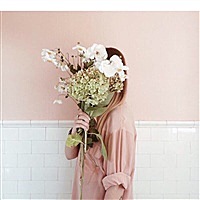 喝饮料爱咬吸管的少女